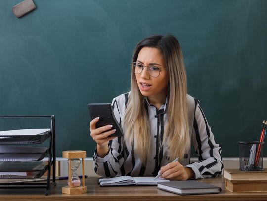 Transmisje na żywo z lekcji, prowadzone ukradkiem przez uczniów na TikToku, przestały być ciekawostką z Internetu.