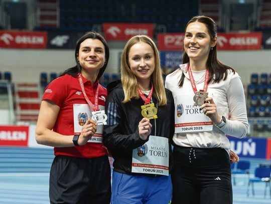 Monika Romaszko (pierwsza z prawej) ma za sobą kolejny udany sezon halowy.