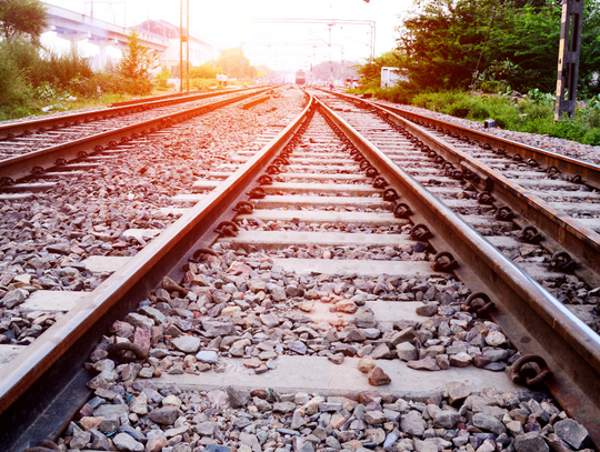 Jesteś rolnikiem. Twoje zwierzę weszło na tory. Pociąg musiał się zatrzymać i w efekcie dojechał spóźniony. PLK policzyło straty i zagroziło pozwami.