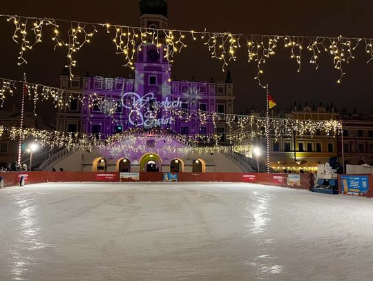 W ubiegłym sezonie lodowisko zostało wyjątkowo przeniesione na plac przy OSiR. Najbliższej zimy ma wrócić na Rynek Wielki w Zamościu, gdzie funkcjonowało od początku.