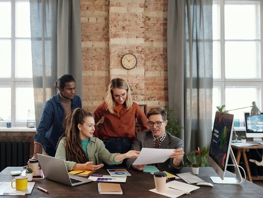 Lokalne pozycjonowanie sklepów — jak dotrzeć do klientów w okolicy