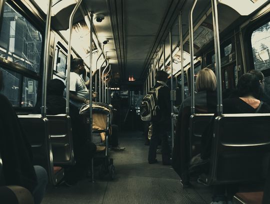 Kobieta jechała autobusem miejskim. Usłyszała, jak studentki medycyny oszukują na egzaminach. Wstrząśnięta – powiadomiła o tym władze uczelni.