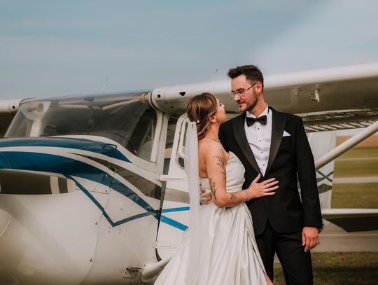 Lubelskie. Love is in the air! Ślub jak z filmu! Powiedzieli sobie TAK na lotnisku