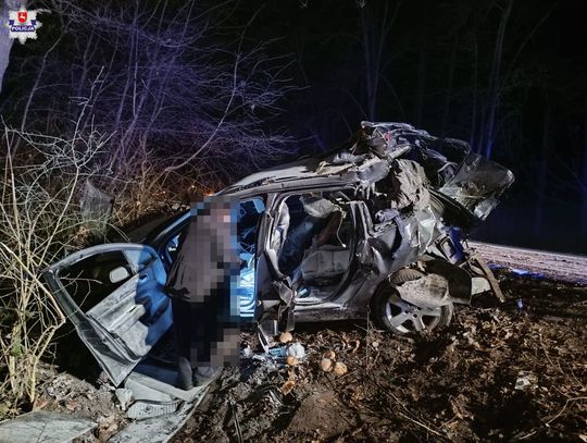 36-latek nagle stracił panowanie nad pojazdem i tyłem samochodu uderzył w drzewo. Jak się okazało, był pijany.