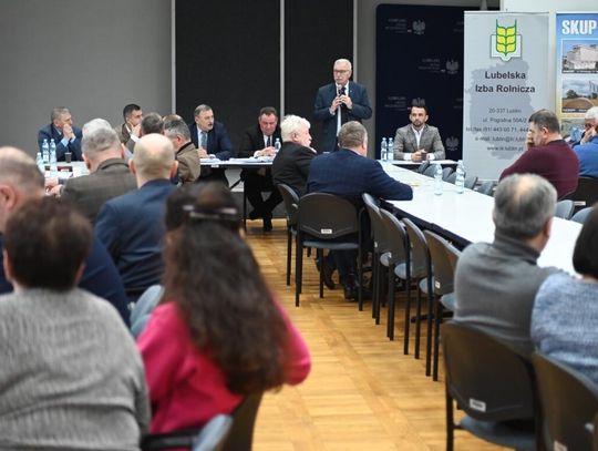 Lubelskie: Rady Powiatowe LIR na obradach. O czym rozmawiano? W sali konferencyjnej zamojskiej delegatury Lubelskiego Urzędu Wojewódzkiego odbyło się 29 grudnia wspólne posiedzenie Rad Powiatowych Lubelskiej Izby Rolniczej z powiatów biłgorajskiego, hrubieszowskiego, tomaszowskiego oraz zamojskiego.