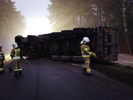 Na trasie przewrócił się ciągnik siodłowy z naczepą, który przewoził ładunek pelletu.