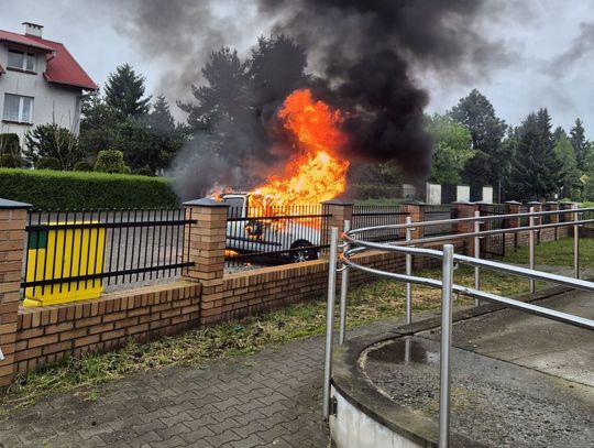 Jadąc na służbę, zauważył dym wydobywający się z zaparkowanego samochodu. Podkom. Piotr Dąbrowski z V Komisariatu Policji w Lublinie nie wahał się ani chwili. Zatrzymał się, powiadomił służby i ruszył na pomoc.