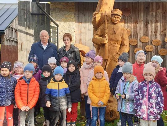 W ramach projektu sześciolatki odwiedziły zagrodę edukacyjną pod nazwą „Przystanek Kobos".