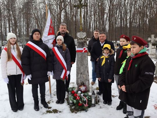 Przy nagrobku Wincentego Januszkiewicza, naczelnika powiatu miechowskiego, oraz jego wnuczki Zofii.