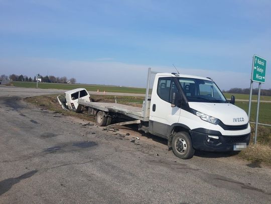 Na skrzyżowaniu dróg w miejscowości Łykoszyn 57-letni kierujący Iveco wymusił pierwszeństwo 44-letniemu kierującemu volkswagenem.