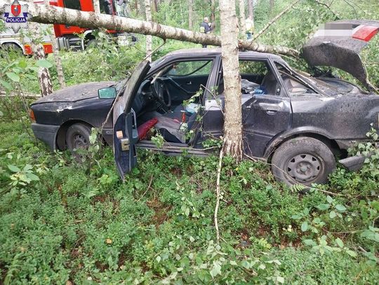 W Majdanie Wielkim kierująca audi straciła panowanie nad pojazdem, zjechała do lasu i uderzyła w drzewo.