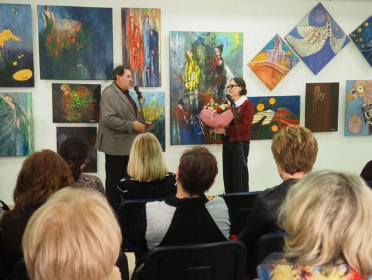 Joanna Majewska z Szopinka, która od ośmiu lat zajmuje się malarstwem, a teraz postanowiła zadebiutować i ujawnić się jako artystka.