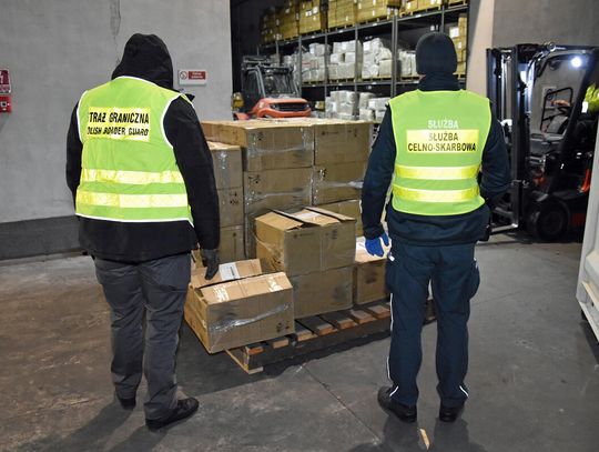 Funkcjonariusze Służby Celno-Skarbowej i Straży Granicznej udaremnili przemyt 24 tys. paczek papierosów.