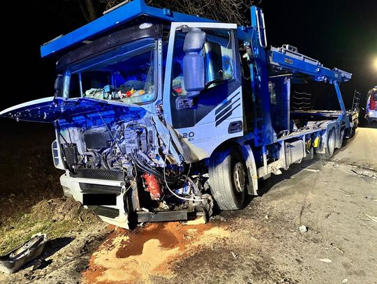 Siła uderzenia Audi w ciężarówkę Iveco była ogromna, ale kierowcy i jego pasażerowi nic się nie stało.