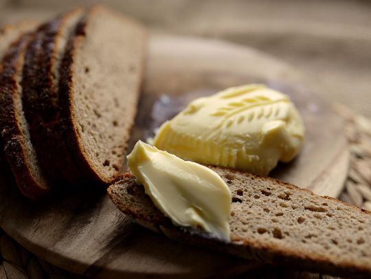 W sklepach można kupić kostkę masła za 4 zł. To nie pomyłka, tylko walka między sieciami. Czy warto robić zapasy?