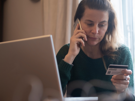 Policja alarmuje, że zagrożone są pieniądze 16 mln Polaków, bo tyle osób korzysta z profili zaufanych.