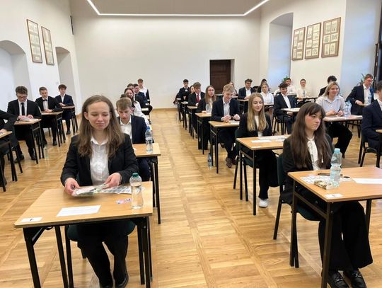 Matury 2026 wystartowały. W Zamościu egzamin pisze blisko 1,5 tys. absolwentów [ZDJĘCIA]