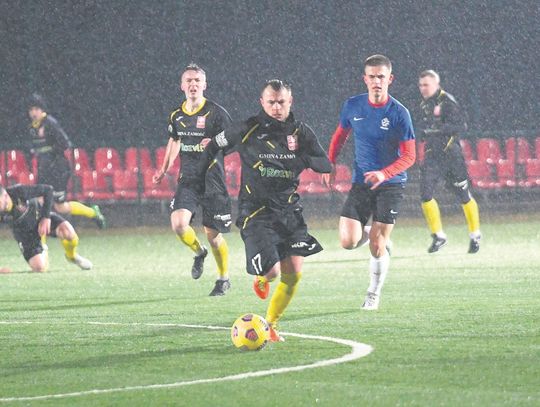 Mecz Gryfa Gminy Zamość w strugach deszczu