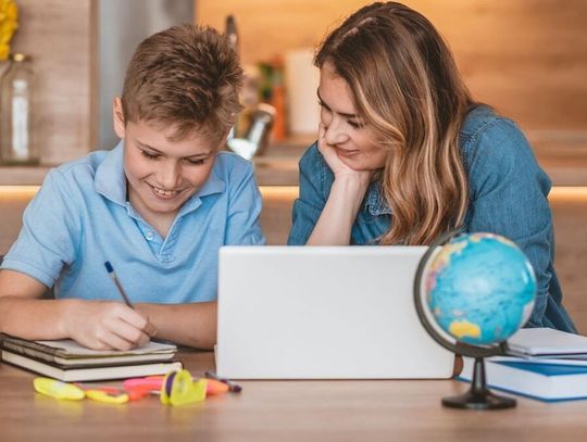 Ministerstwo Edukacji Narodowej sprawdza, czy ograniczenia w zadawaniu prac domowych nie zaszkodziły uczniom. Wyniki tej oceny mają być znane w ciągu półtora miesiąca.