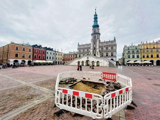Naprzeciwko zamojskiego ratusza, na Rynku Wielkim, pojawiła się 22 października dziura. Bruk został rozebrany, a miejsce zabezpieczono.