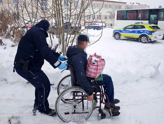 Mężczyzna na wózku inwalidzkim ugrzązł w śniegu. Pomogli mu dzielnicowi z Miączyna