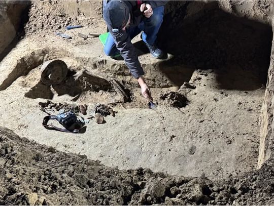 Na miejsce przybył zamojski archeolog Andrzej Maziarz, który przejął kontrolę nad wykopem.