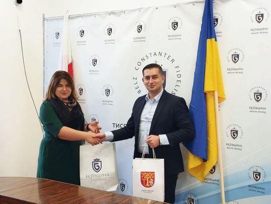 Mateusz Jarosz, wójt gminy Bełżec, i Oksana Bereza, burmistrz miasta Bełz, podpisali umowę partnerską.