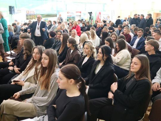 O godz. 10 w Tomaszowie Lubelskim rozpocznie się debata z Karolem Nawrockim w ramach Konferencji „Między informacją a dezinformacją”. Jej uczestnicy już czekają na prezydenta.