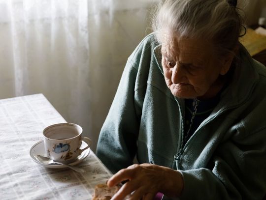 W 2025 roku seniorzy zawarli rekordową liczbę umów dożywocia. Co ósma dotyczyła działek rolnych. Zdaniem ekspertów to efekt zmian demograficznych.