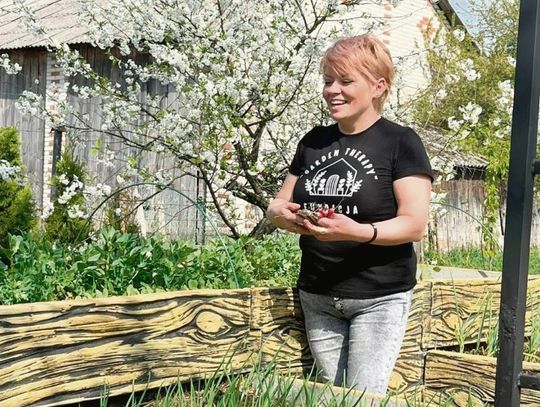 Mieszkanka Nielisza postawiła na grządki wzniesione. Pokazuje ludziom jak się je robi