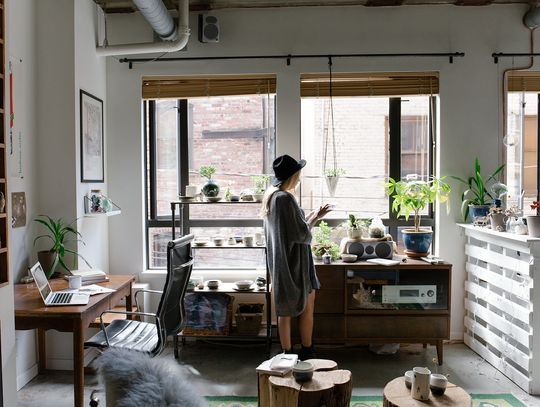 Mieszkanka Zamościa oszukana podczas zakupu mebli ogrodowych.