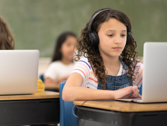 Tysiące laptopów i tabletów trafi do szkół.