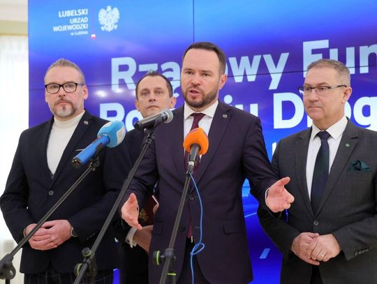 Wojewoda Krzysztof Komorski ogłaszał na konferencji prasowej, że województwo lubelskie dostanie rekordowe środki na drogi. W powiecie tomaszowskim tę informację przyjęto bez entuzjazmu, bo powiat nie dostał na razie nic, a od początku kadencji obecnego rządu rekordowo mało. Fot. Lubelski Urząd Wojew