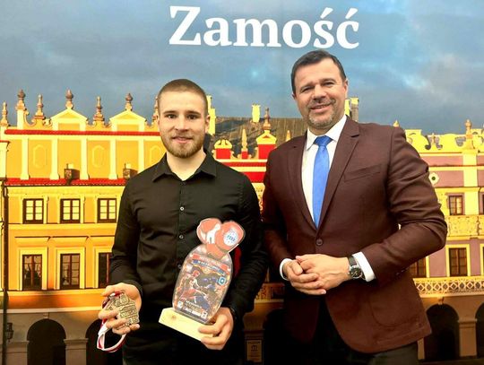 20 kwietnia prezydent Zamościa Rafał Zwolak spotkał się z 22-letnim Wiktorem Kolają, który zdobył tytuł Mistrza Polski w kickboxingu w kategorii K1 seniorów.