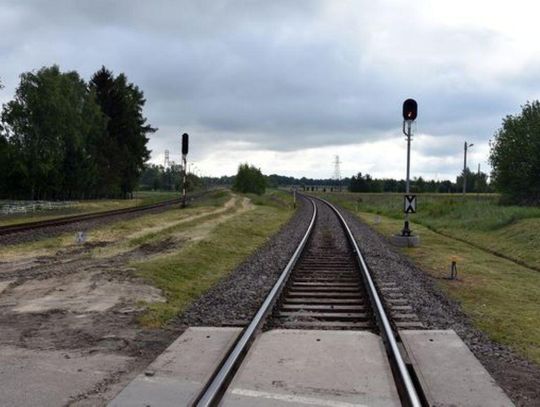 St. sierż. Mateusz Poznański i sierż. Dagmara Jabłońska z zamojskiego ruchu drogowego odnaleźli 16-latka w okolicy torów kolejowych.
