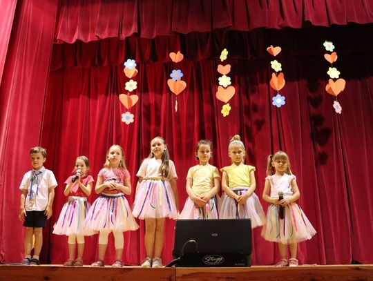 Wydarzenie było nie tylko okazją do prezentacji talentów, ale także pięknym podziękowaniem dla rodziców – pierwszych kibiców i przewodników swoich dzieci. Fot. KDK