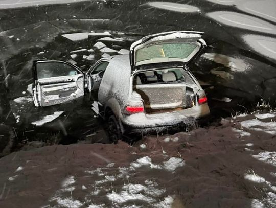 Młodzi kierowcy przeszarżowali. Jedno z aut wylądowało w stawie Na terenie powiatu krasnostawskiego doszło do dwóch groźnych kolizji spowodowanych przez nastolatków.