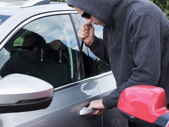 Mniej kradzieży aut w Polsce. Jedna marka wciąż na topie Z powodu kradzieży w 2025 r. wyrejestrowano w Polsce 4751 pojazdów osobowych i dostawczych