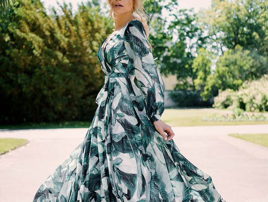 Modne i komfortowe sukienki na wesele dla 50-latki