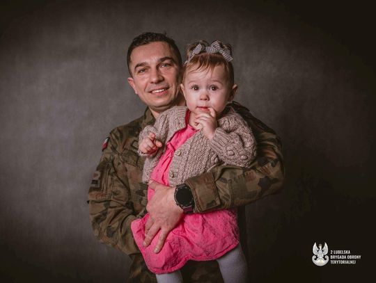 W Dniu Dziadka poznajmy niezwykłego bohatera – starszego szeregowego specjalistę Marcina, żołnierza 2 Lubelskiej Brygady OT, ojca trzech synów i dumnie noszącego tytuł dziadka rocznej Anastazji.
