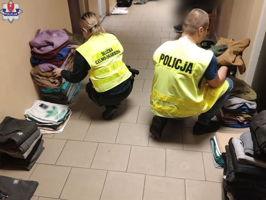 Policjanci zatrzymali też dwie właścicielki towaru, które handlowały podrobioną odzieżą na giełdzie w miejscowości Mokre.