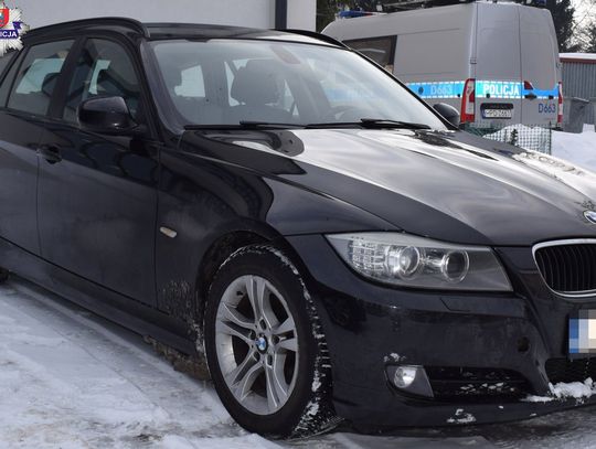 Kierujący BMW odpowie za prowadzenie pojazdu w stanie nietrzeźwości, posiadanie narkotyków oraz spowodowanie kolizji drogowej.