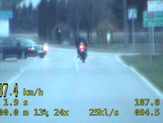 Motocyklista pędził ponad 180 km/h w terenie zabudowanym. Nie zauważył policji