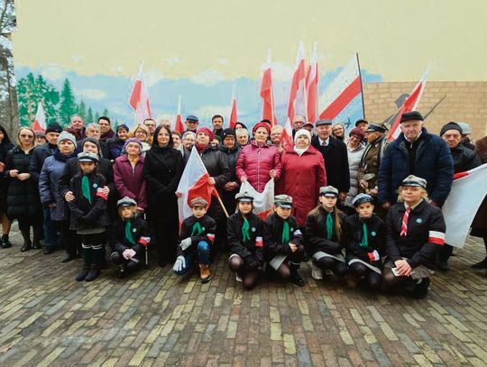 Mural w domu seniora w Krasnobrodzie. To ważny symbol Odsłonięcie muralu stało się okazją do wspólnego świętowania.