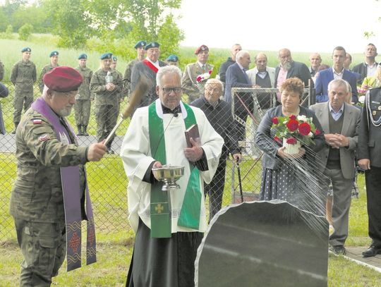 Tablice pamięci pięcioosobowej rodziny Kozłowskich poświęcili księża Ryszard Ostasz (z lewej) i Zygmunt Żółkiewski.