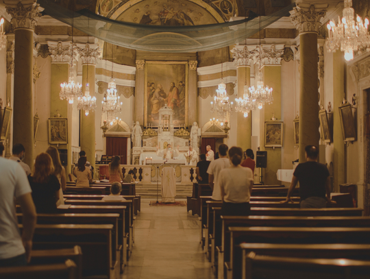 Sekularyzacja w Polsce przyspiesza – młodzi odchodzą od religii, Kościół traci wpływy. Trend pierwszy raz tak widoczny od 2016 roku.