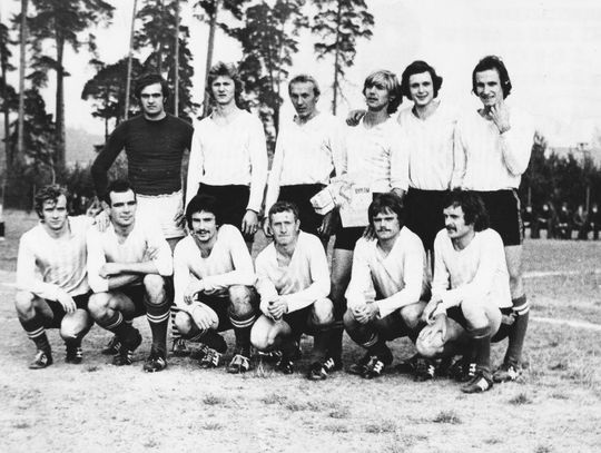 Sokół Zwierzyniec na starym boisku w Zwierzyńcu w niedzielę, 23 października 1977 r. przed wygranym 2:1 meczem z LZS Łabuńki w ramach rozgrywek zamojskiej klasy wojewódzkiej A.