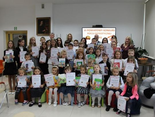 Na zdjęciu laureaci VI Powiatowego Konkursu Poezji Patriotycznej.