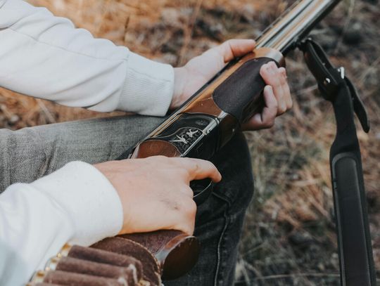 W Komendzie Powiatowej Policji w Szczytnie wystrzeliła broń myśliwska. Trafiła tam jako materiał dowodowy – w niedzielę została z niej postrzelona 2-latka.