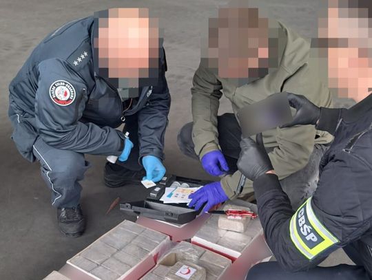 Policjanci zatrzymali jedną z największych prób przemytu heroiny do Polski. W sumie ponad tonę narkotyków. Nadawca wysłał je ze Zjednoczonych Emiratów Arabskich.